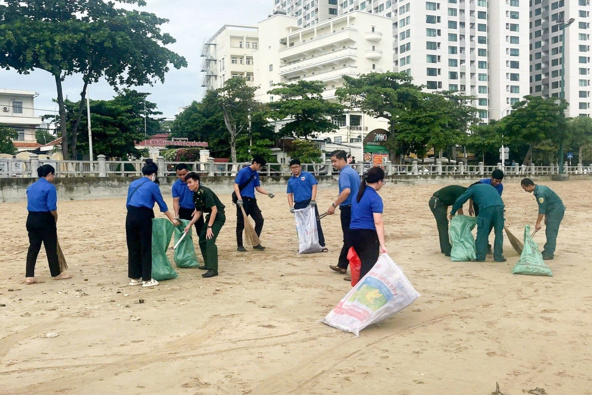 Đoàn phường Vĩnh Phước, Vĩnh Thọ ra quân thu gom rác trên bãi biển.