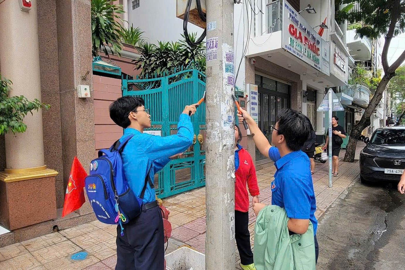 Đoàn viên, thanh niên TP. Nha Trang ra quân tẩy xóa quảng cáo sai quy định.