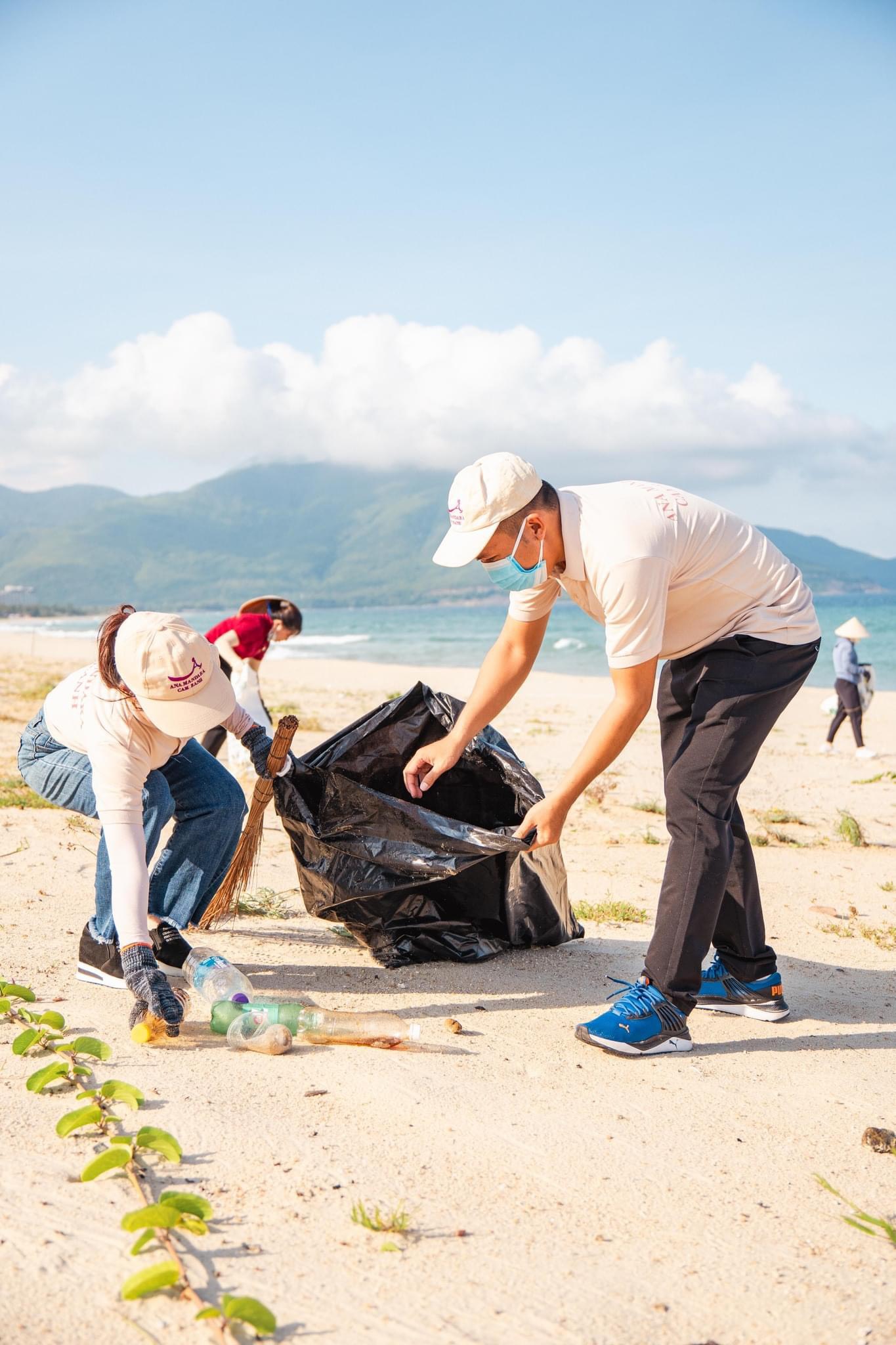 
Nhân viên khu nghỉ dưỡng Ana Mandara Cam Ranh dọn rác làm sạch bãi biển.
