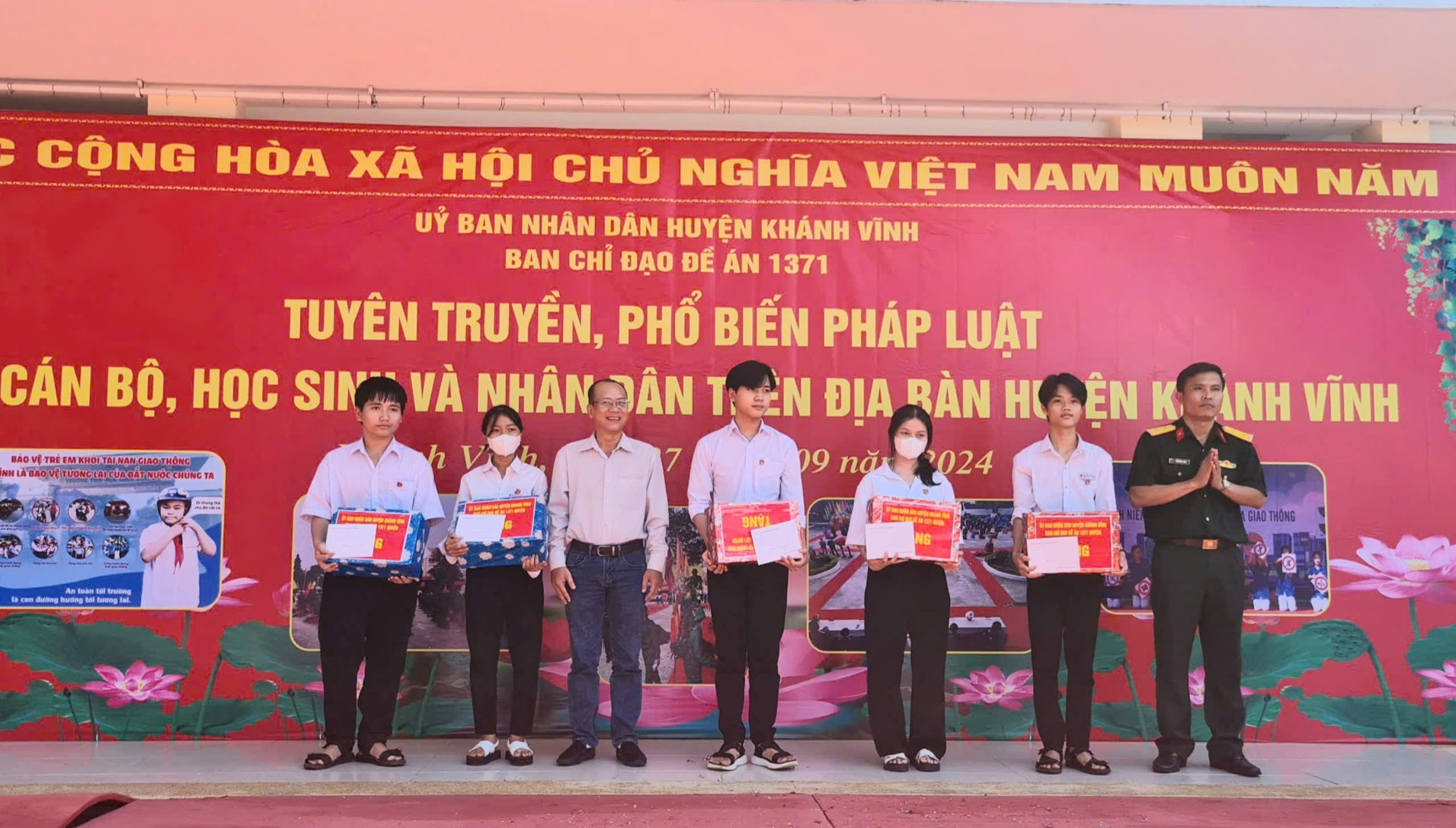 Huyện Khánh Vĩnh: Tuyên truyền pháp luật cho gần 1.000 cán bộ, người dân, giáo viên và học sinh