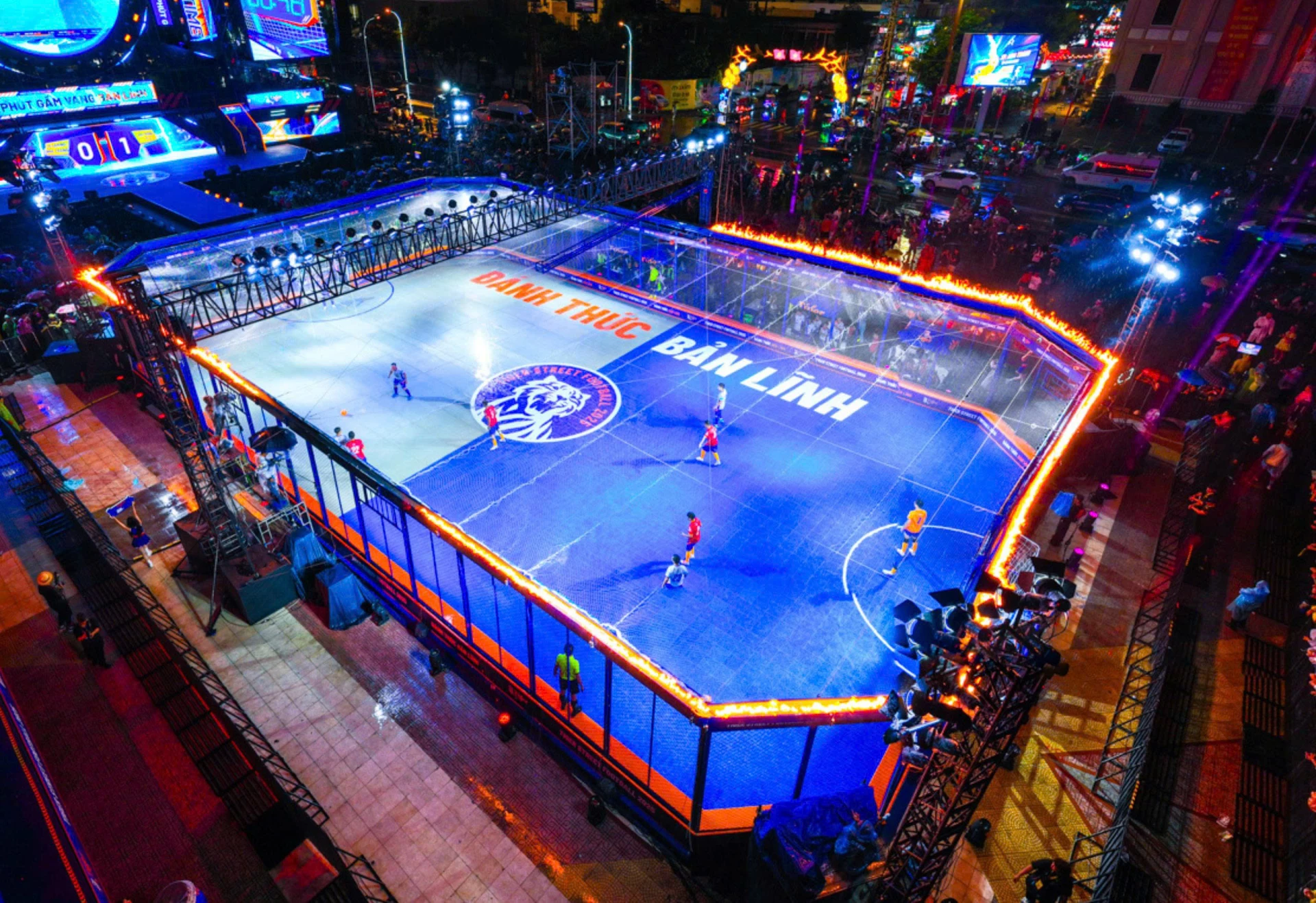 Trong thời khắc Tiger Time nghẹt thở, vòng lửa bùng cháy như tiếp thêm nguồn nhiệt huyết để các chân sút bứt phá hết mình