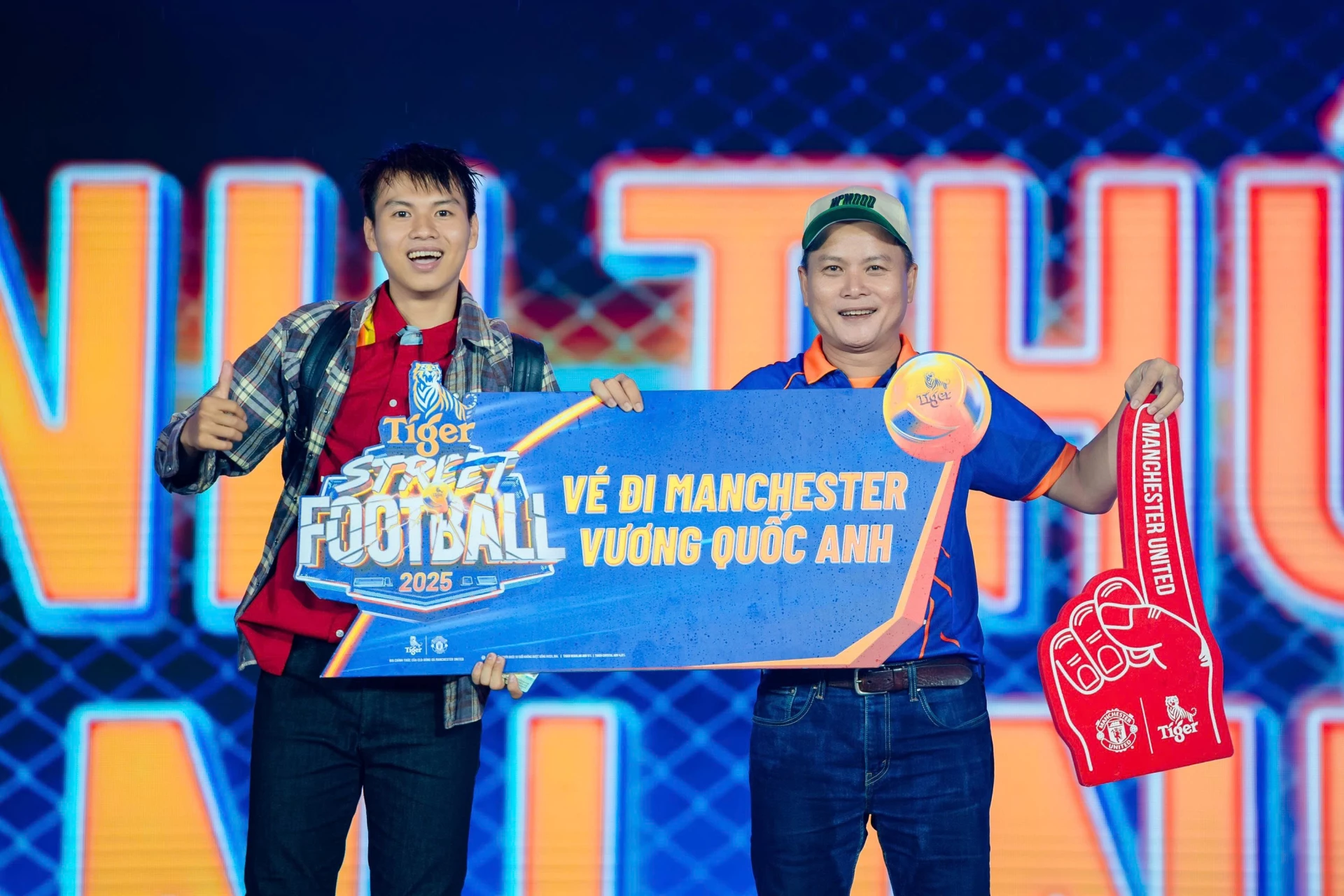 Anh Nguyễn Bình Nhân đến từ Phú Yên là chủ nhân của tấm vé may mắn đến Manchester, Vương quốc Anh