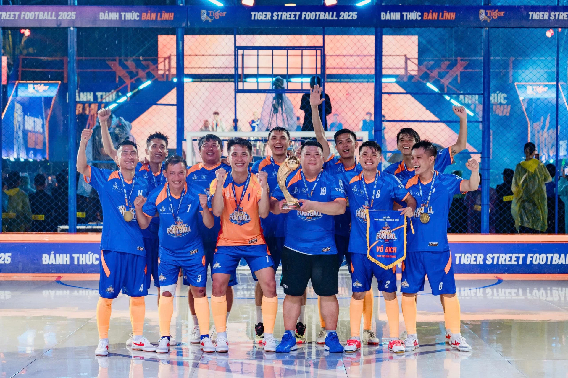 Hai Trường FC 2 tự hào nâng cúp tại chung kết khu vực miền Trung, hướng đến danh hiệu vô địch toàn quốc cùng huyền thoại Manchester United