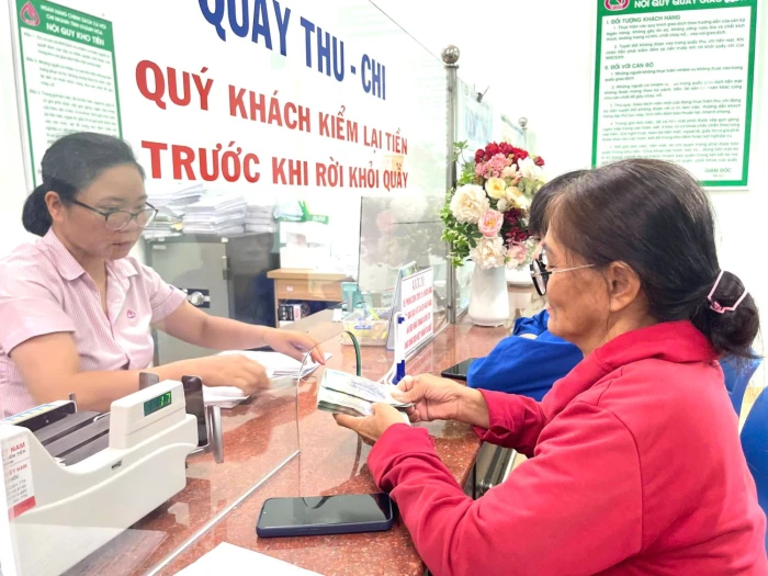 Phòng giao dịch Ngân hàng Chính sách xã hội Diên Khánh giải ngân cho trường hợp đầu tiên vay vốn phục vụ học tập