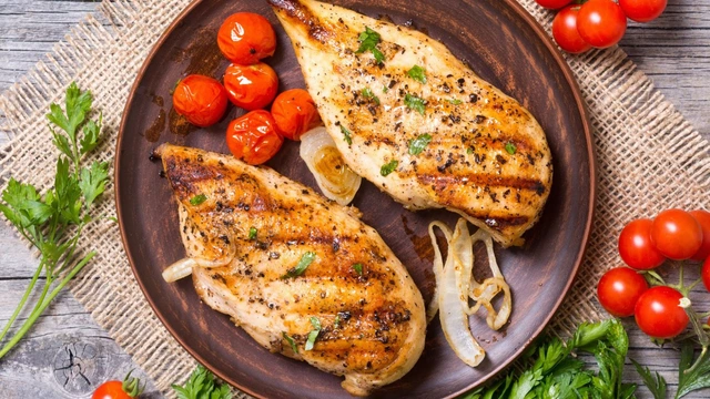 Ức gà giàu protein và ít chất béo phù hợp cho chế độ ăn giảm cân.