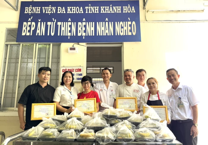 Suất cơm nghĩa tình tặng cho bệnh nhân nghèo