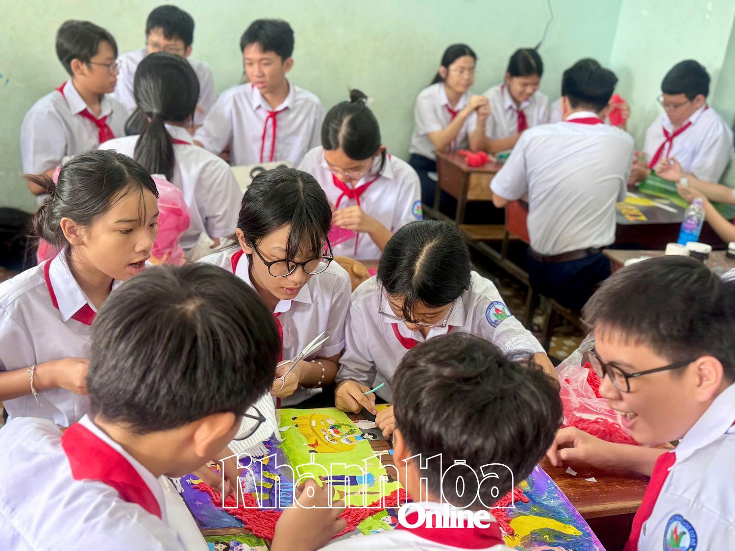 Các em học sinh lớp 8/1 hào hứng tham gia tiết ngoại khoá