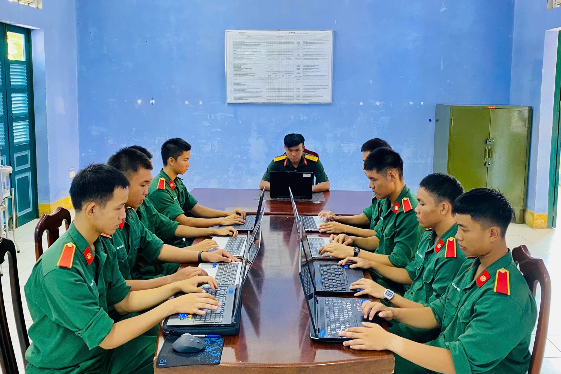 Đoàn viên, thanh niên Nhà trường tích cực hưởng ứng Cuộc thi trực tuyến tìm hiểu về các Nghị quyết của Đảng đối với cán bộ, đảng viên trên internet lần thứ nhất.