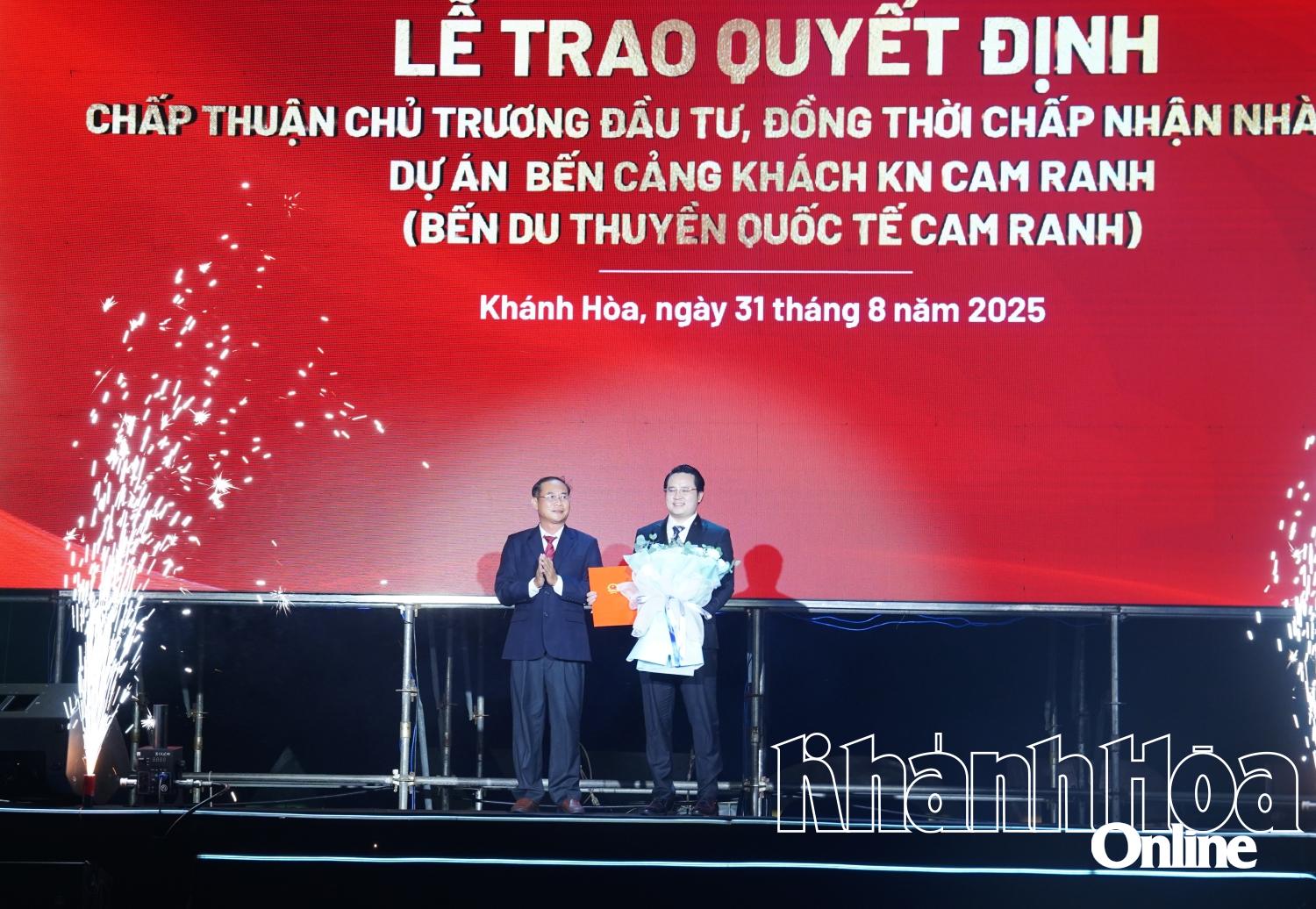 Leader of Khanh Hoa Provincial Department of Finance giving Khanh Hoa Provincial Peoples Committee’s decision to KN Holdings Group

