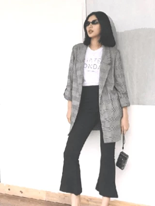 Đối với người mập, chị em nên lựa chọn quần ống loe với độ rộng ống vừa phải cùng chất vải co giãn tốt giúp định hình dáng hiệu quả cũng như đem lại sự thoải mái nhất khi diện.