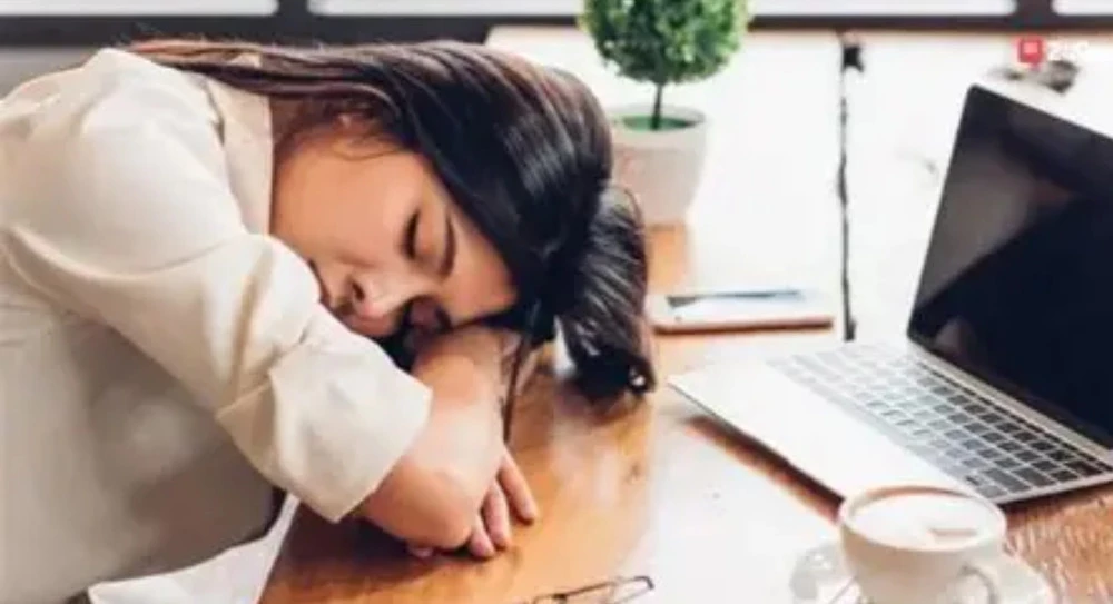 Nếu ngủ trưa quá lâu, đặc biệt là quá 30 phút, bạn có thể rơi vào giai đoạn ngủ sâu. (Ảnh: ITN)