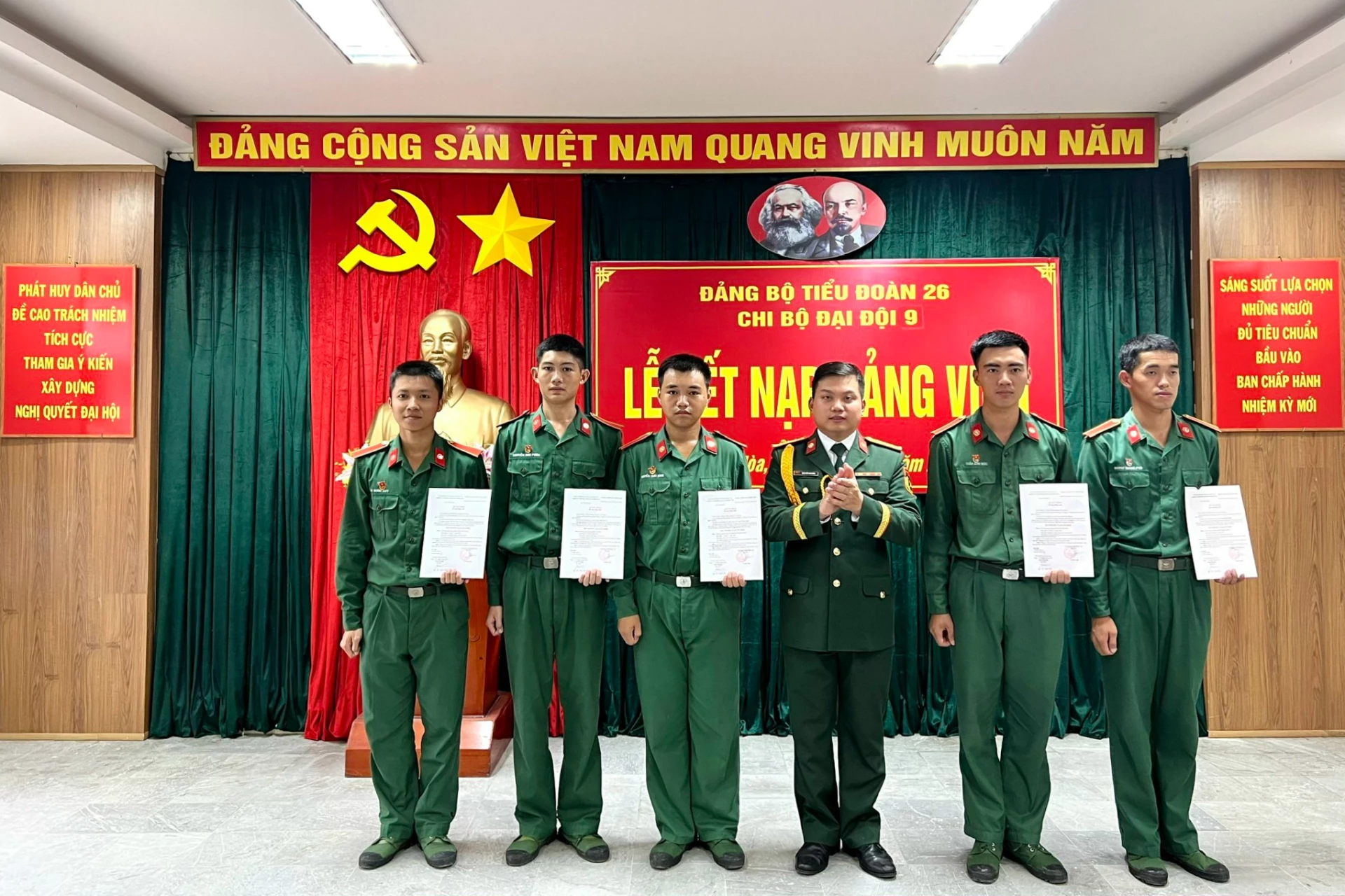 Các chi bộ trong toàn Đảng bộ Nhà trường tổ chức lễ kết nạp đảng viên dịp 2-9.