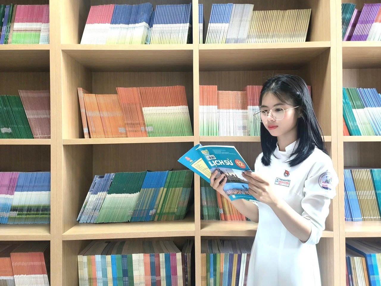 Bộ GD-ĐT được yêu cầu bảo đảm cung cấp một bộ sách giáo khoa thống nhất toàn quốc sử dụng từ năm học 2026-2027. Ảnh: Hiền Thương