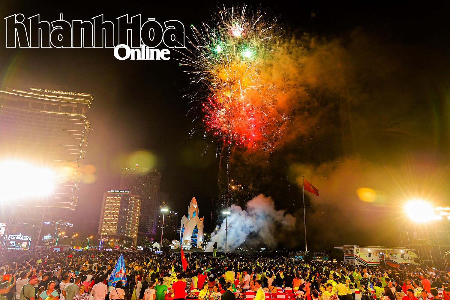 Low-altitude fireworks display at 2-4 Square

