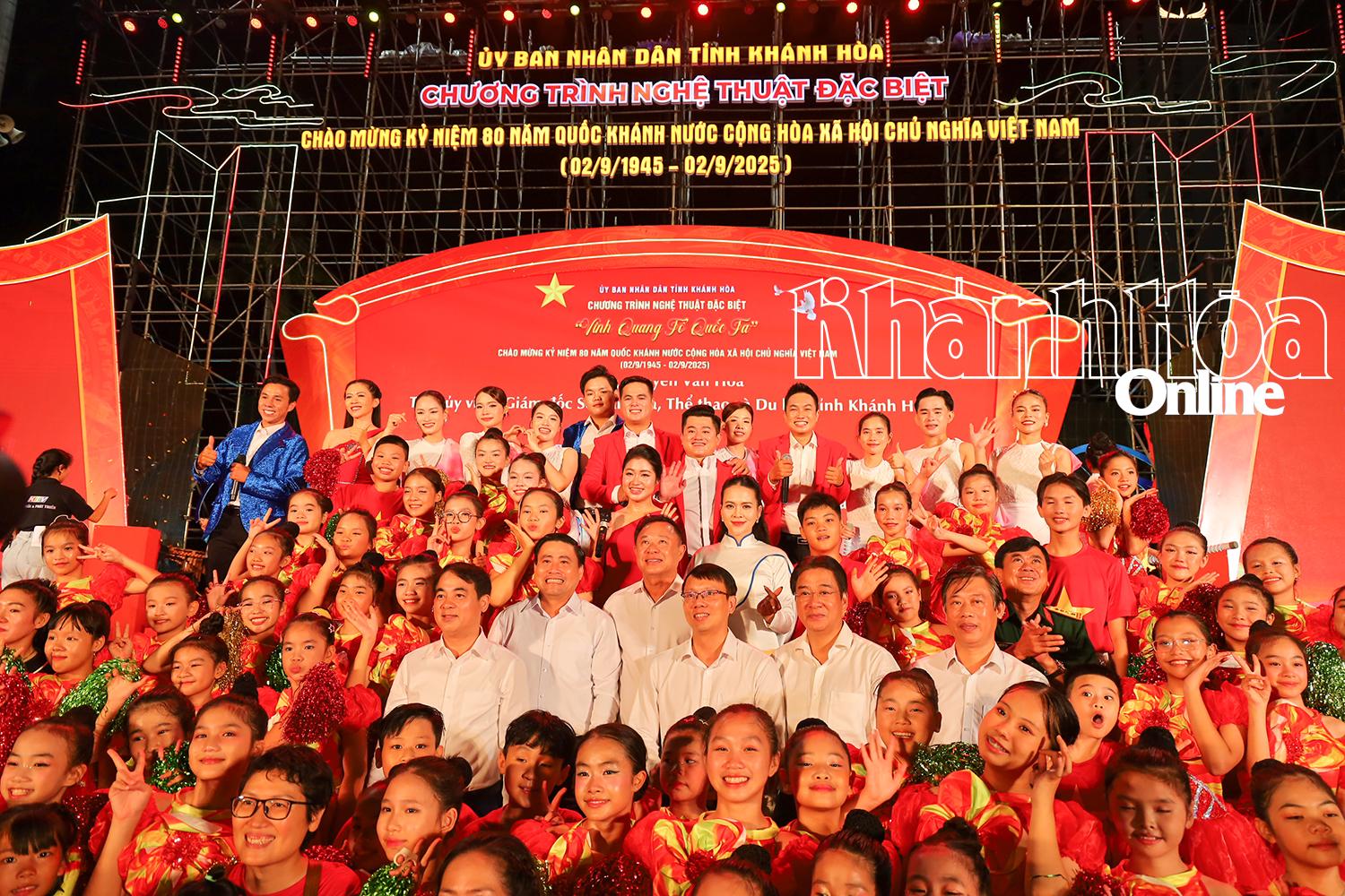 Khanh Hoa Province’s leadership posing for photo with the artists

