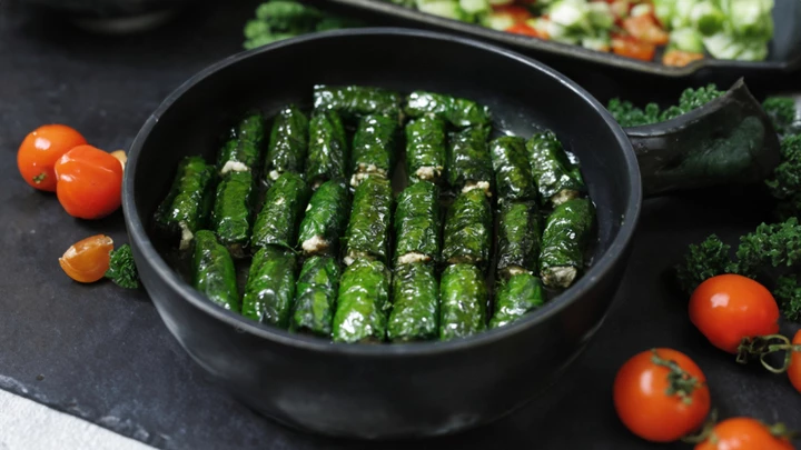 Bạn cần biết mẹo rán chả lá lốt xanh mướt, vỏ giòn nhân ngọt lịm. (Ảnh: TasteAtlas)