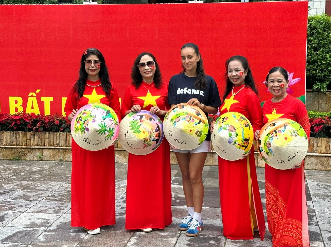 Khách quốc tế chụp ảnh với nhóm khách Việt Nam tại phố đi bộ hồ Hoàn Kiếm và phụ cận trong dịp kỷ niệm 80 năm Quốc khánh 2-9. Ảnh: Hoàng Lân