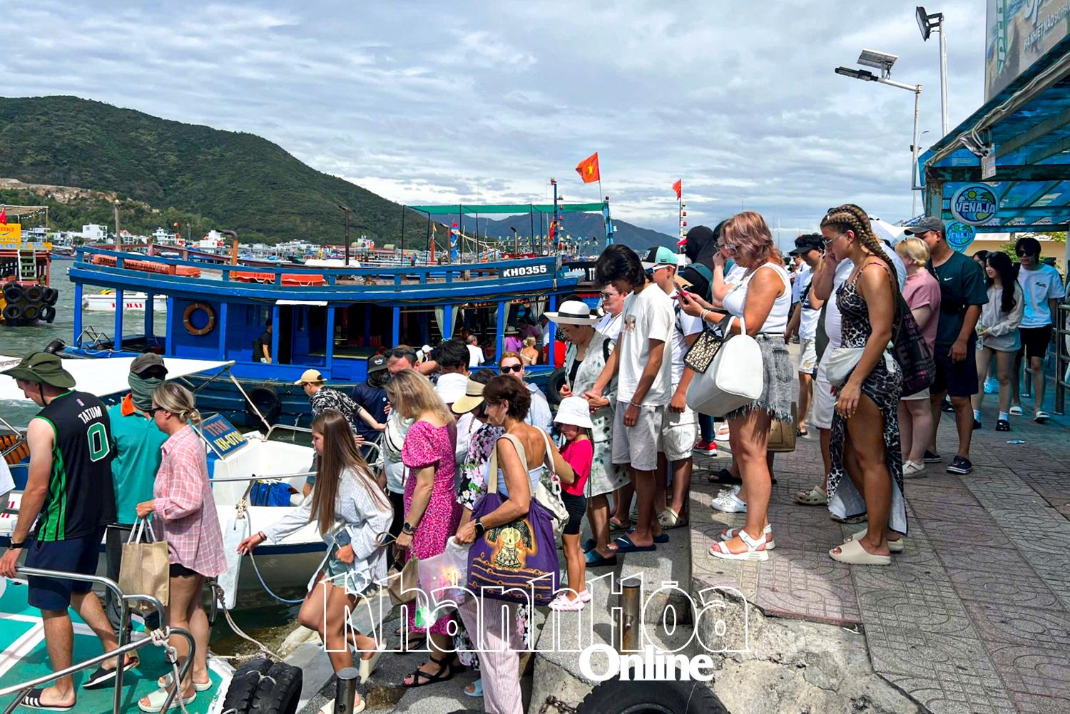 Tourists take tour to visit Nha Trang Bay.