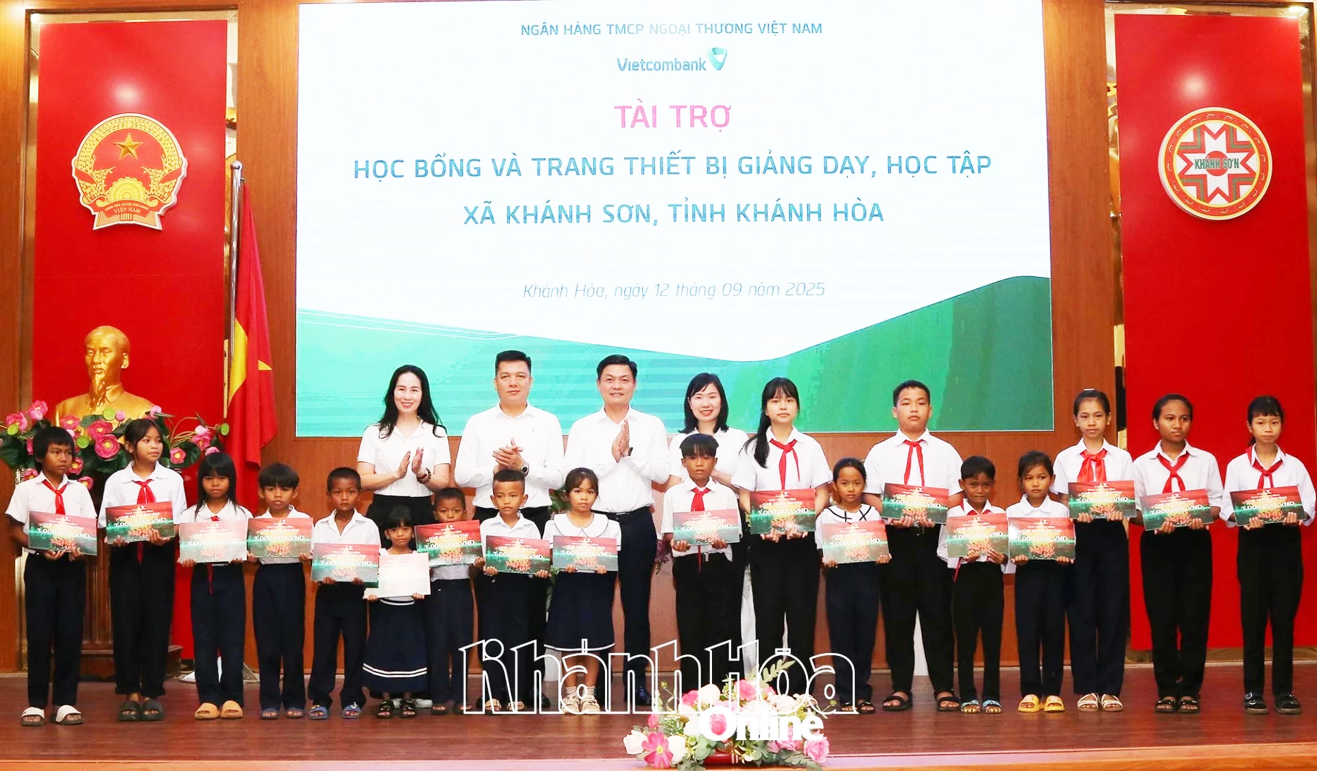 Lãnh đạo Vietcombank và các chi nhánh trao học bổng cho các học sinh hiếu học xã Khánh Sơn.