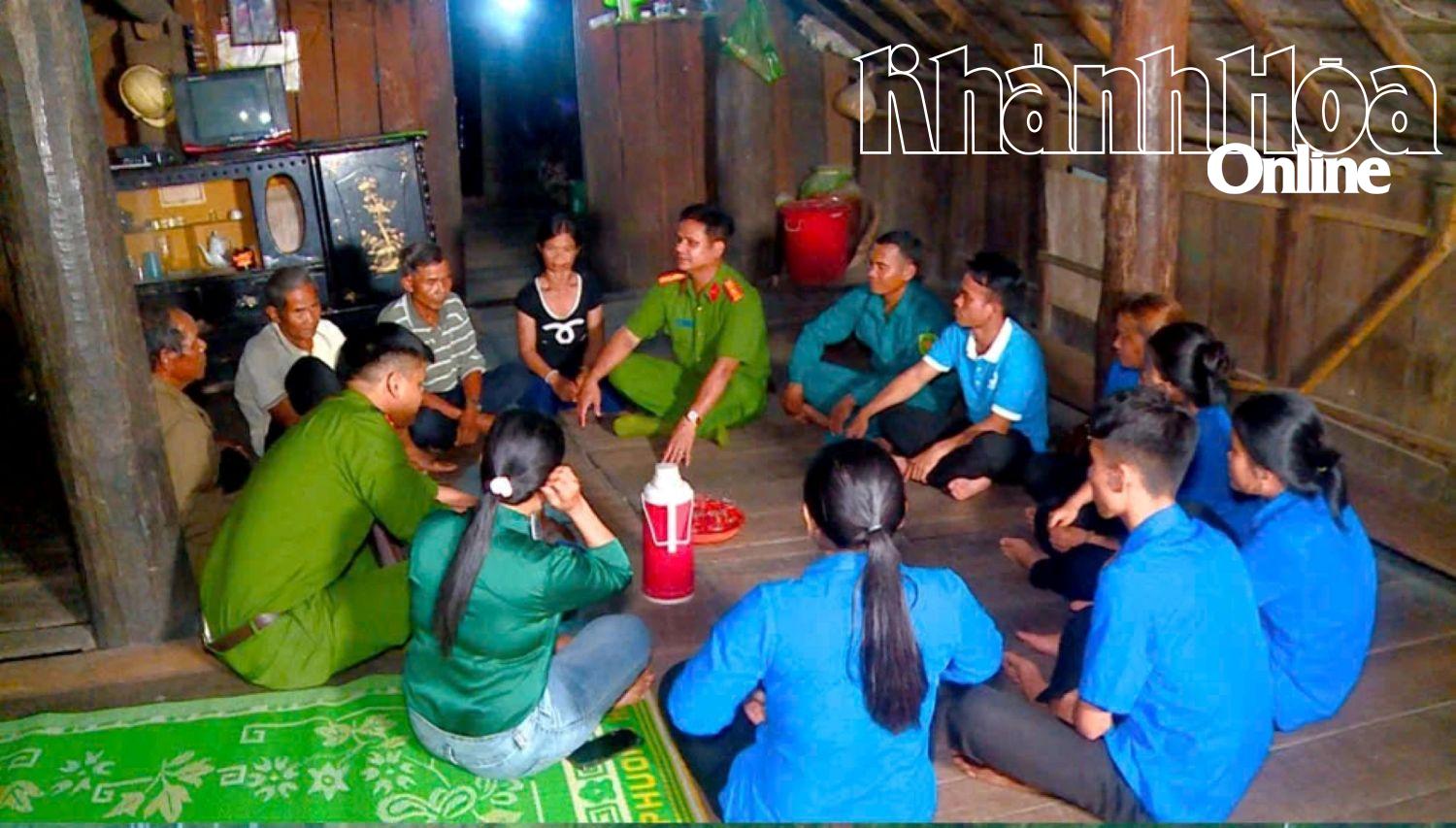 Công an xã Trung Khánh Vĩnh phối hợp với lực lượng bảo vệ an ninh trật tự, các đoàn viên vận động, tuyên truyền việc chấp hành pháp luật cho người dân trên địa bàn.