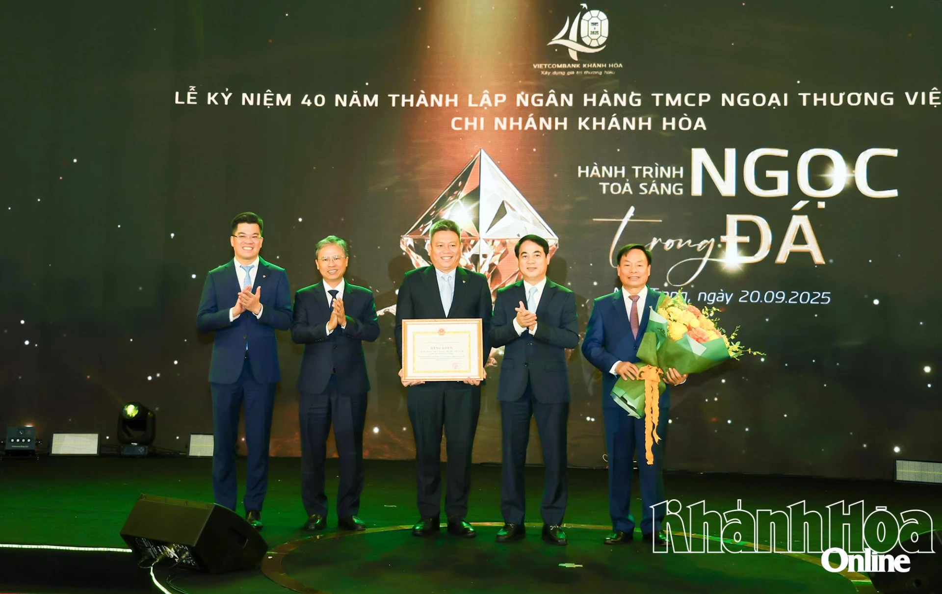 Đồng chí Nghiêm Xuân Thành và đồng chí Trần Hòa Nam trao bằng khen của UBND tỉnh cho tập thể Vietcombank Chi nhánh Khánh Hòa.