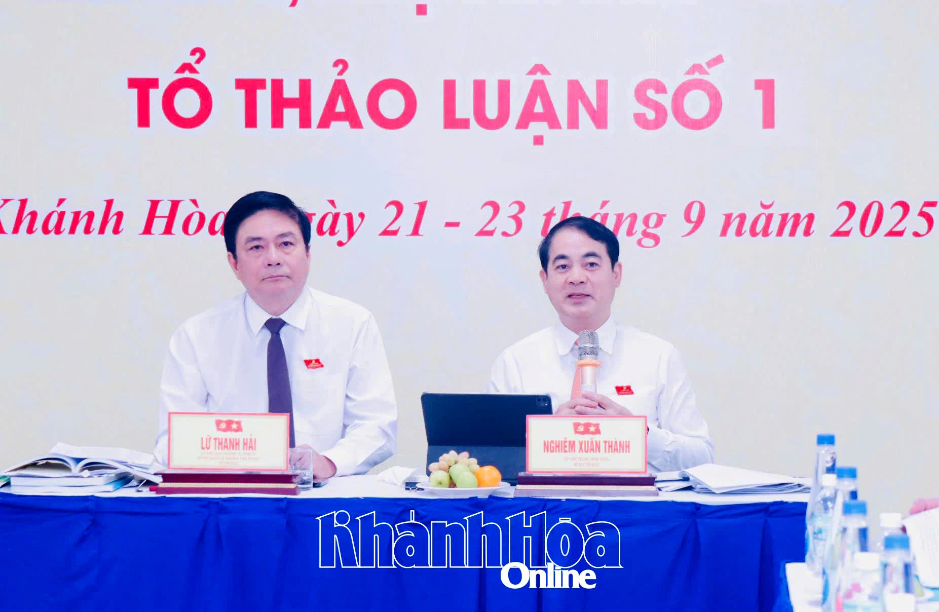 Bí thư Tỉnh ủy Nghiêm Xuân Thành phát biểu tại tổ thảo luận số 1.