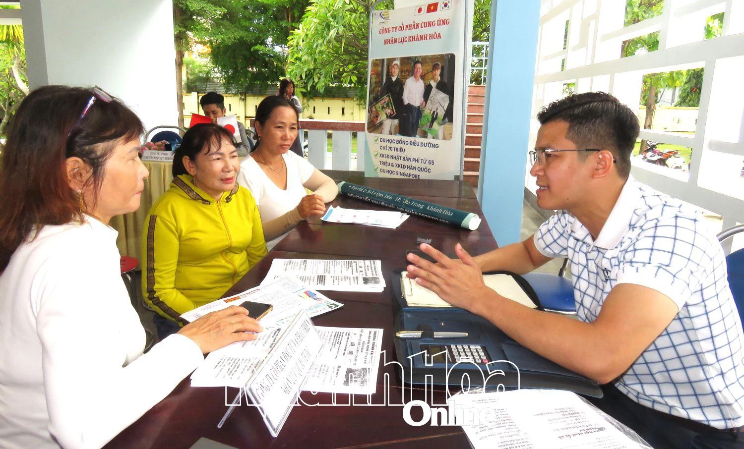 Các nhà tuyển dụng tư vấn, phỏng vấn người lao động tại phiên giao dịch việc làm.