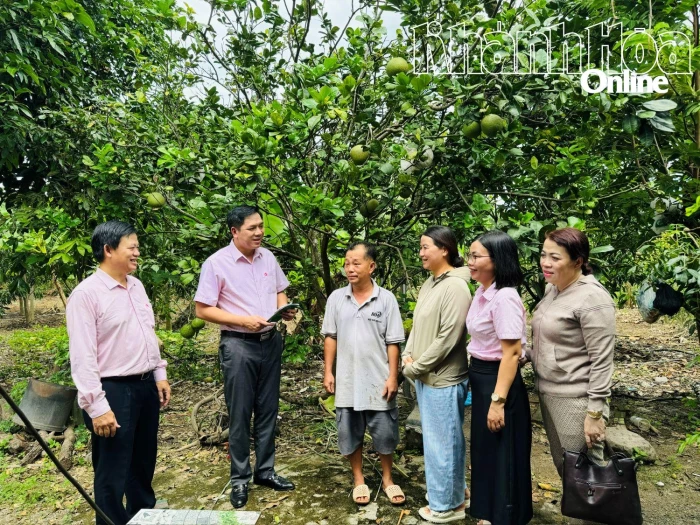 Lãnh đạo Ngân hàng Chính sách xã hội kiểm tra việc sử dụng vốn vay tại xã Diên Khánh