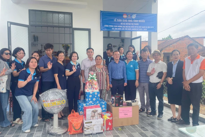 Bàn giao nhà tình nghĩa cho phụ nữ có hoàn cảnh khó khăn ở xã Tân Định