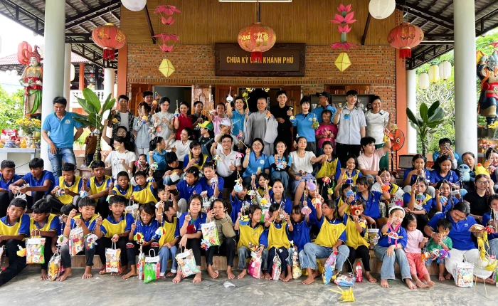 Tặng 100 phần quà trung thu cho trẻ em xã Khánh Vĩnh