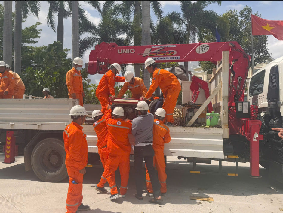 Tập thể Đội xung kích KHoPC tập kết phương tiện, thiết bị và thể hiện tinh thần đoàn kết, sẻ chia cùng đồng bào vùng bão lũ Quảng Trị.