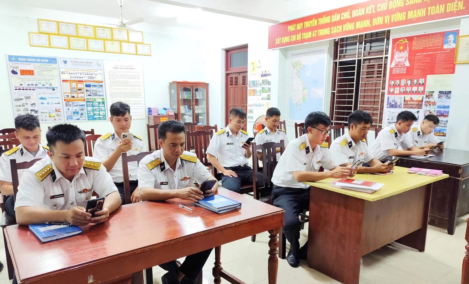 Cán bộ, chiến sĩ các đơn vị thuộc Vùng tham gia cuộc thi bằng điện thoại thông minh.