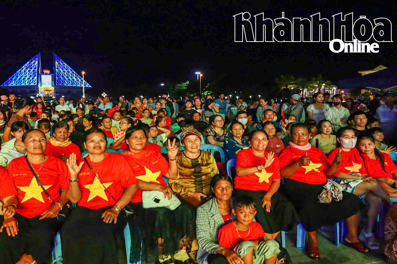 Audience at 16-4 Square (Photo: Anh Tuan)

