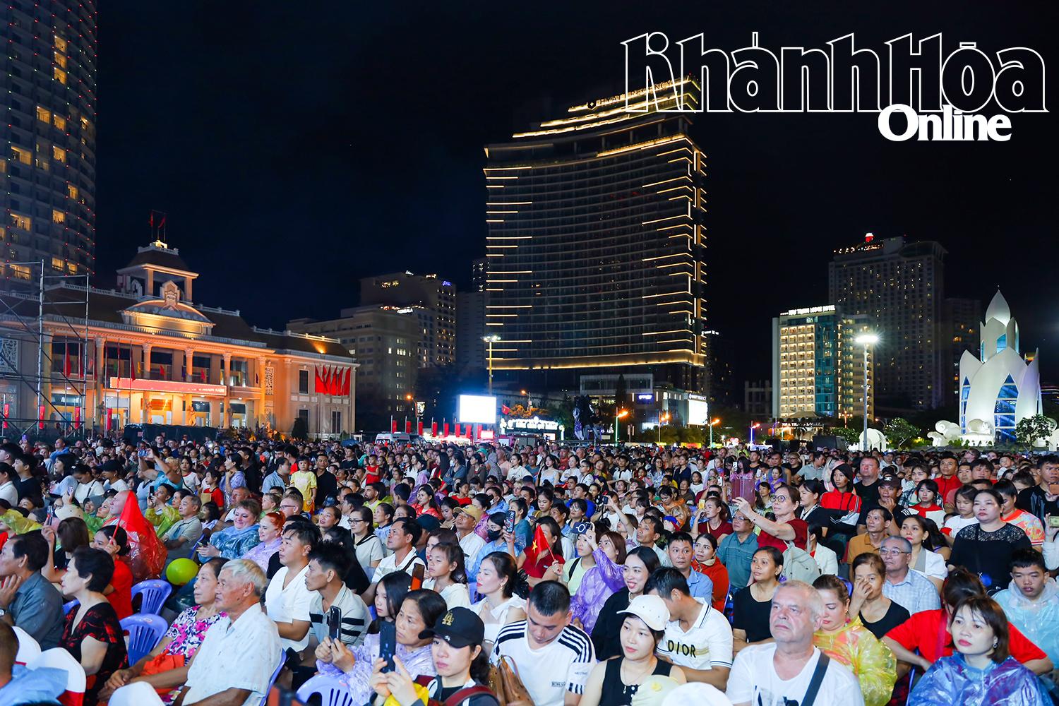 A lot of local people and tourists seeing the program at 2-4 Square 

