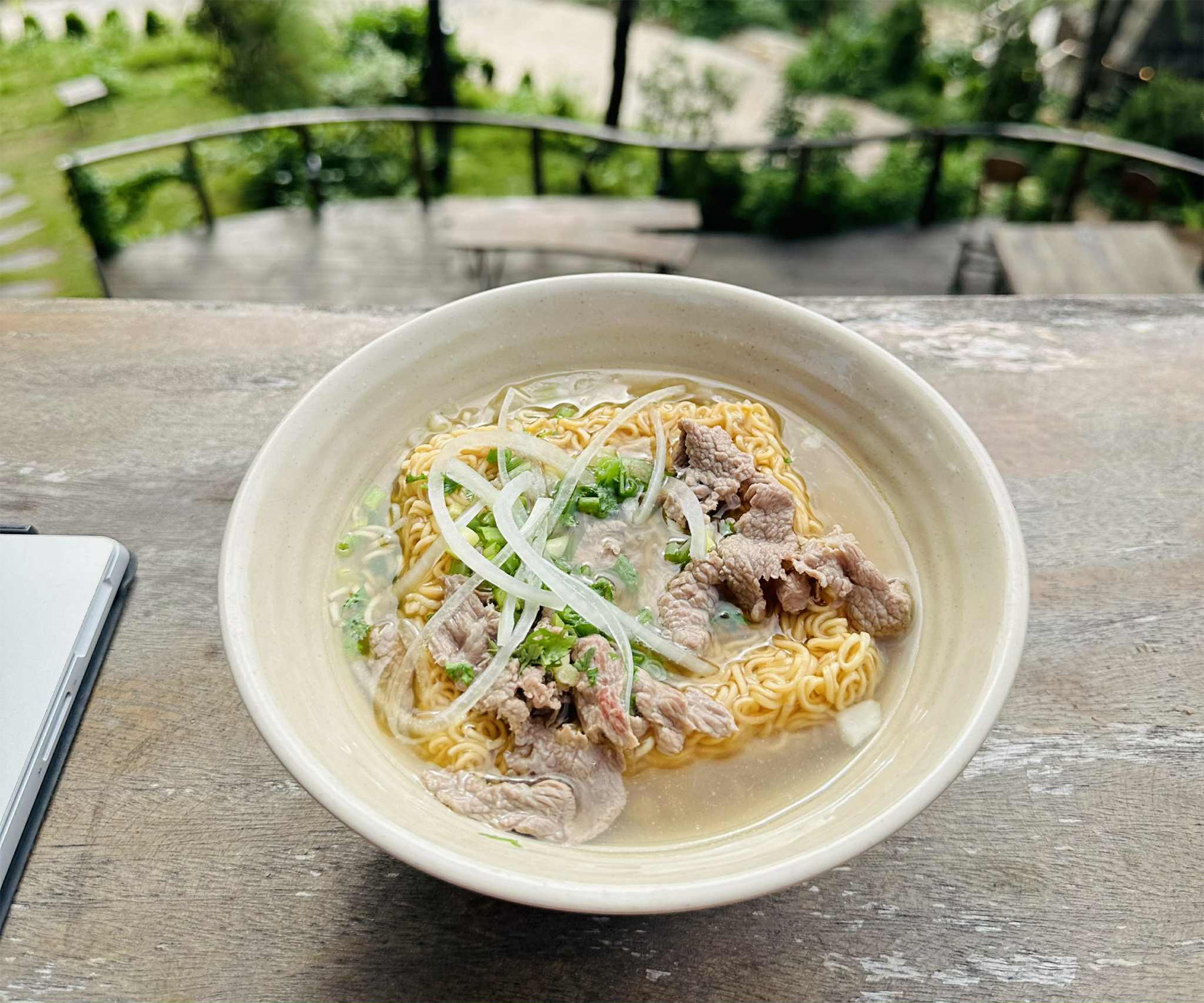 Mì ăn liền là món quen thuộc với nhiều người. Ảnh: Ban Mai