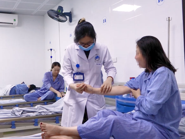 Người mắc viêm da cơ địa cần lưu ý chế độ ăn uống và dưỡng ẩm cho da.