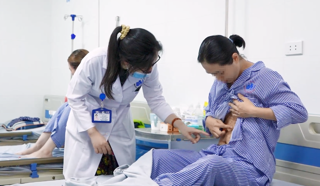 Những tổn thương ở viêm da cơ địa khiến người bệnh có làn da khô, ngứa gãi nhiều.