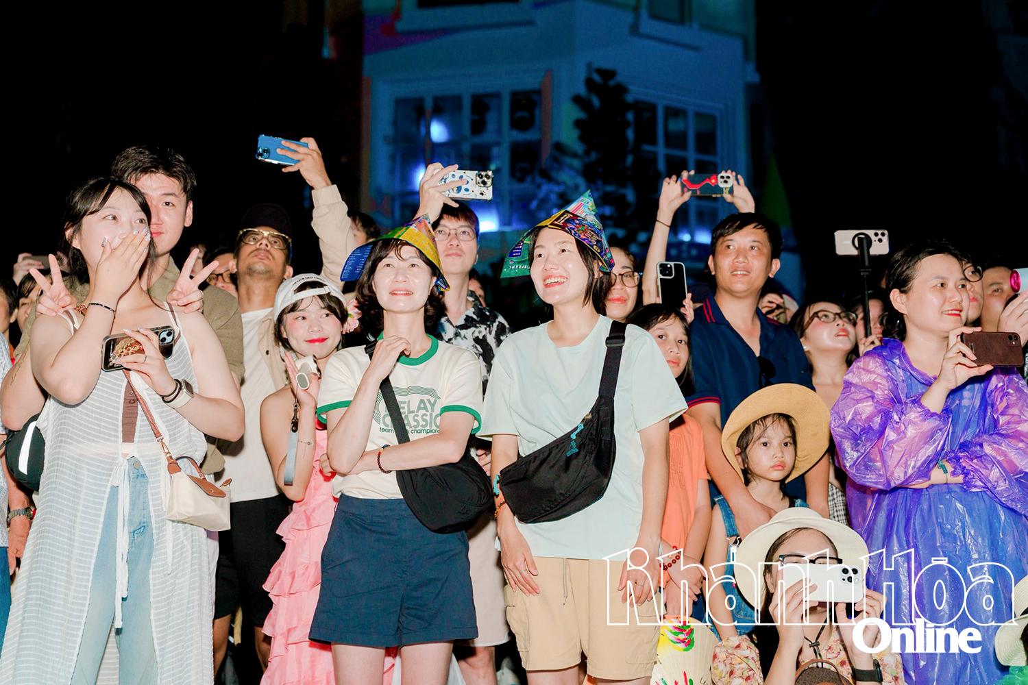 Korean tourists are excited to see Tata Show at VinWonders Nha Trang.