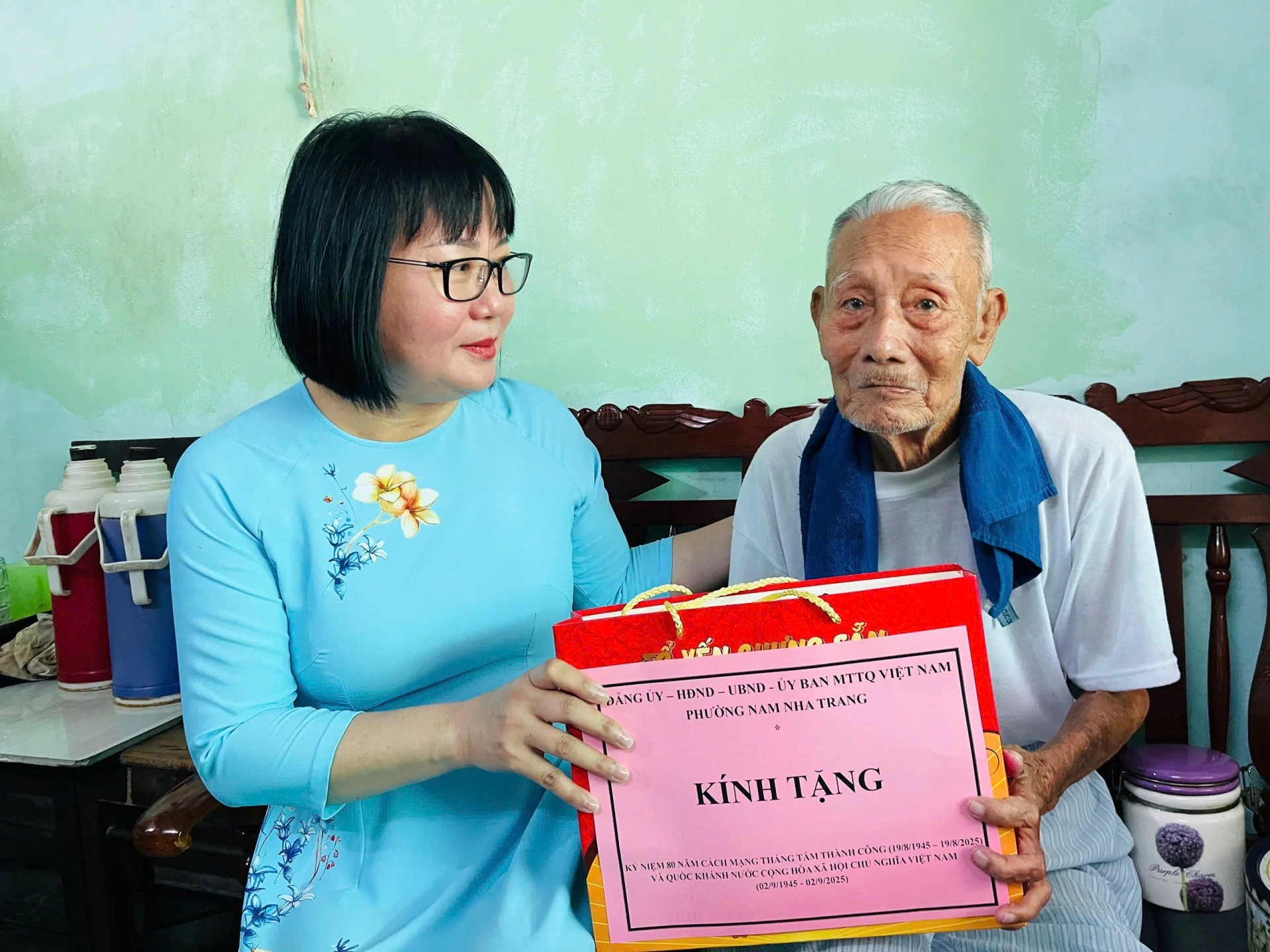 Đồng chí Phó Bí thư Thường trực Đảng ủy Lê Thị Huyên tặng quà tri ân ông Trần Xuân Phụng (TDP Phước Thuỷ) - Cựu chiến binh tham gia kháng chiến chống Pháp nhân dịp Quốc khánh 2-9. 