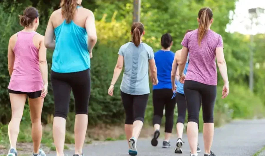 Chọn 6 giờ sáng hoặc 6 giờ chiều làm thời gian đi bộ của bạn. (Ảnh: ITN)