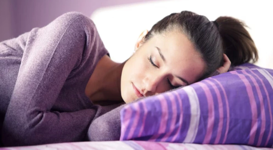 Bạn có thể cải thiện giấc ngủ của mình một cách tự nhiên bằng cách thay đổi một số thói quen và lựa chọn lối sống. (Ảnh: ITN)