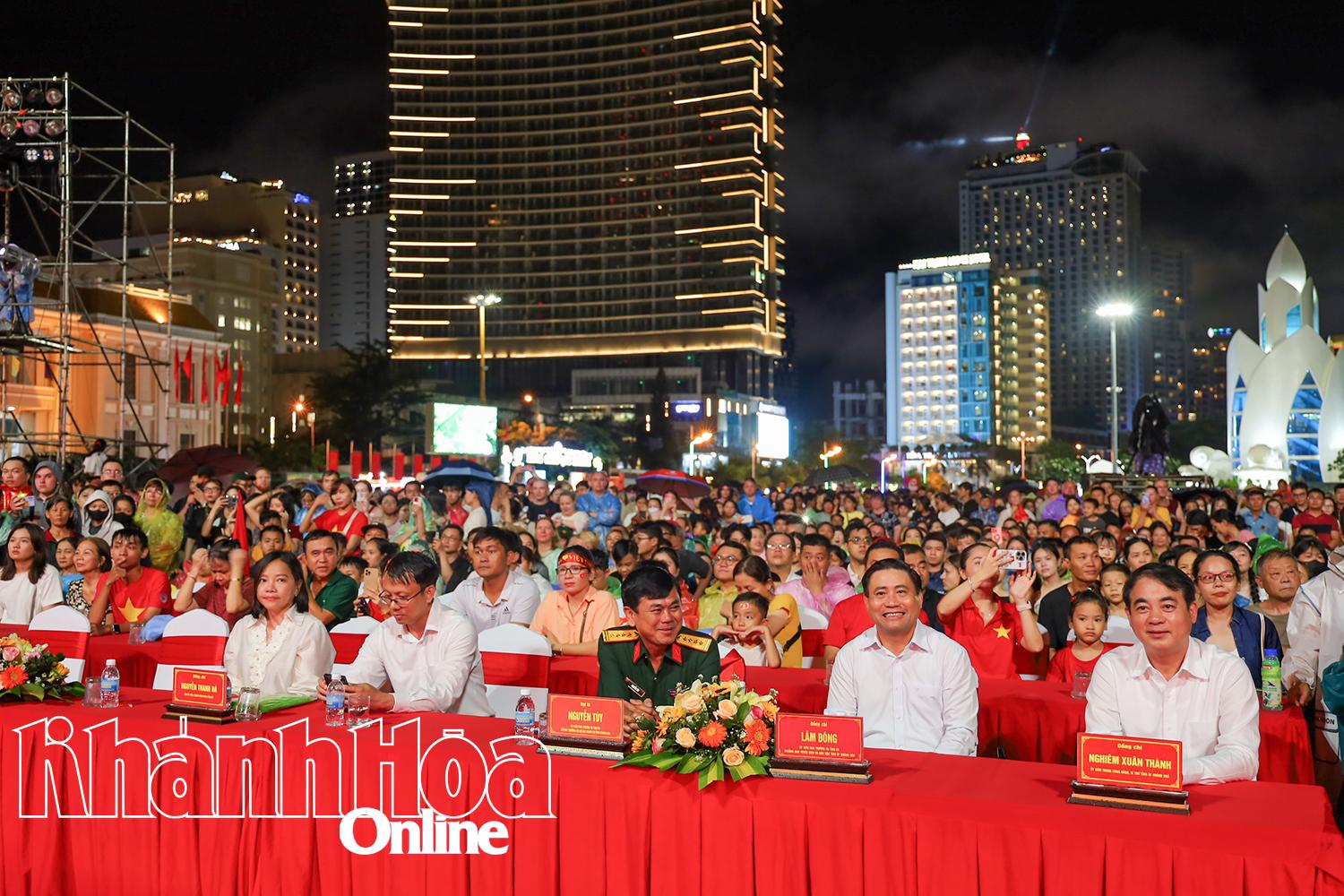 Secretary of Khanh Hoa Provincial Party Committee, Nghiem Xuan Thanh, and Khanh Hoa Province’s leadership attending the special music program

