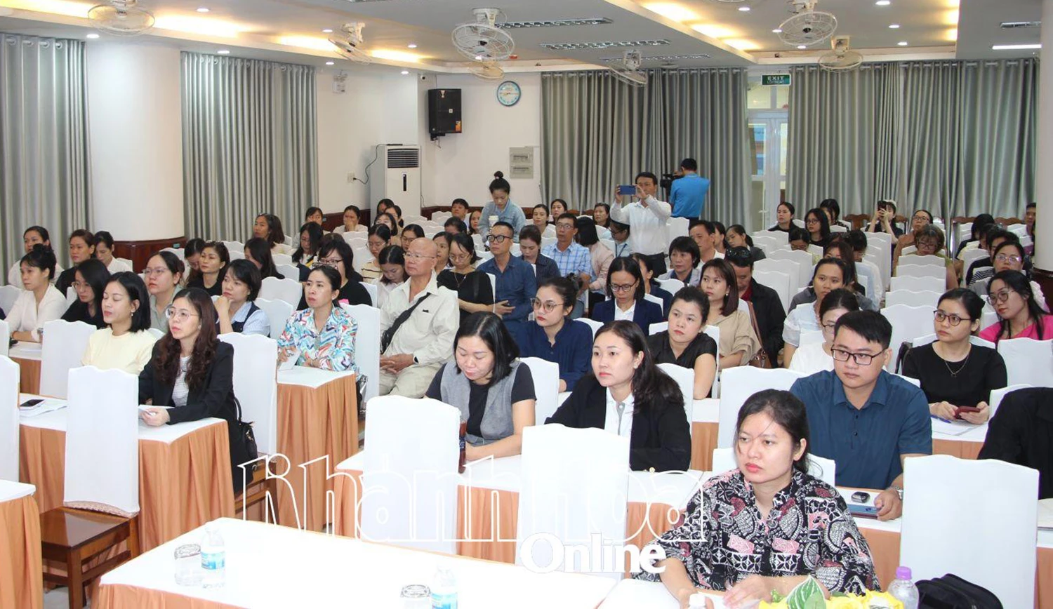 Quang cảnh hội nghị.