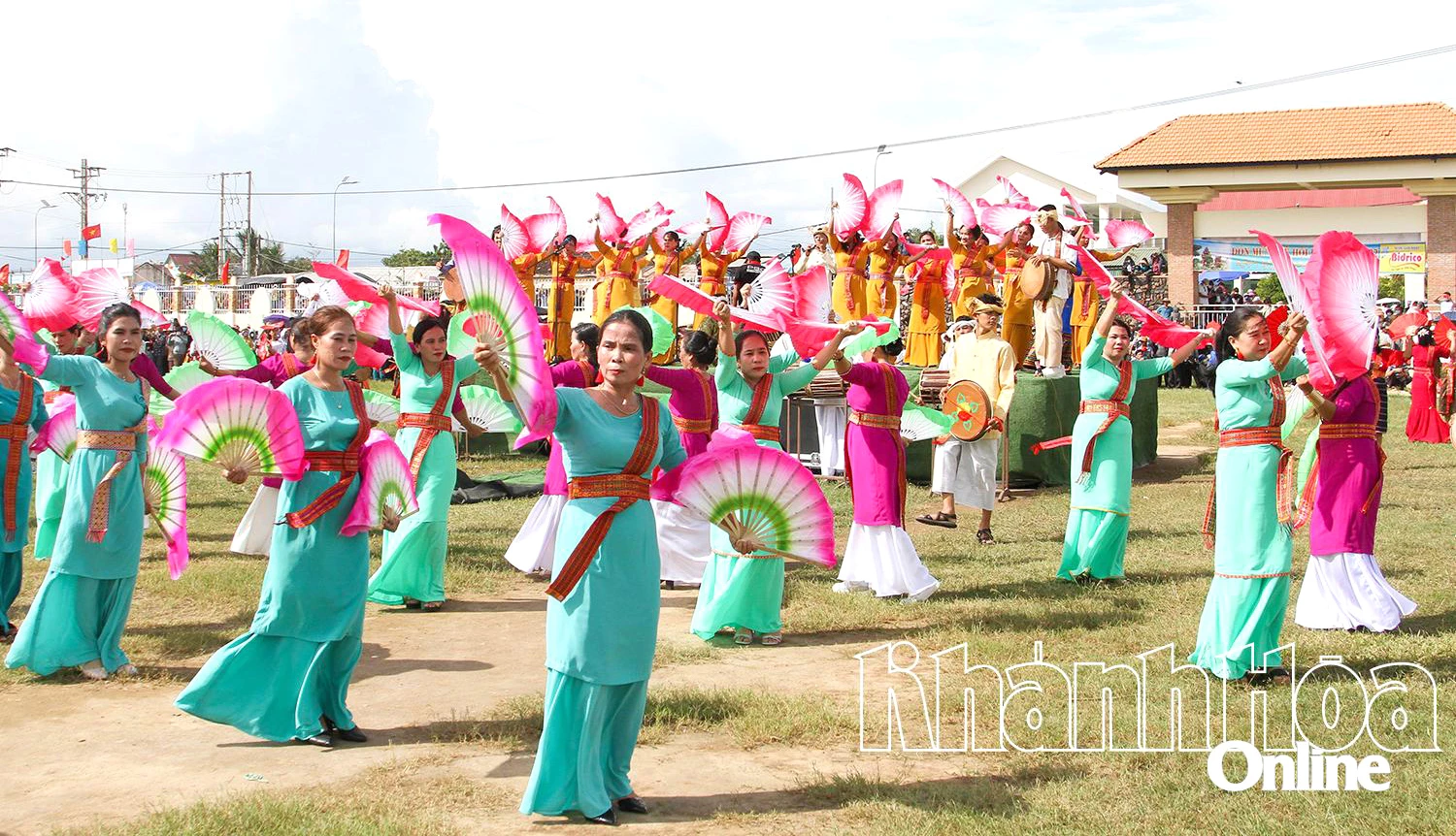 Cham people in Phuoc Huu Commune celebrating Kate Festival (Photo: LAM ANH)


