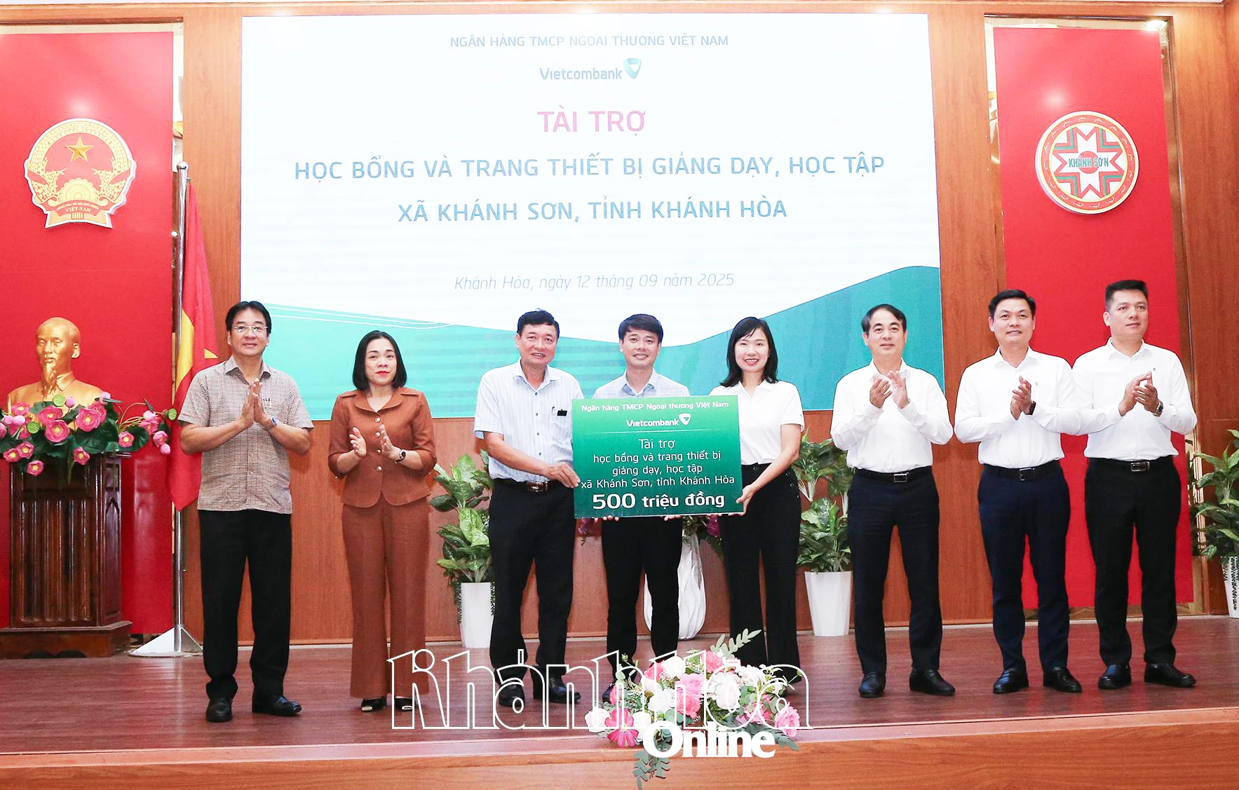 Với sự chứng kiến của lãnh đạo tỉnh và lãnh đạo Vietcombank, đại diện các chi nhánh của Vietcombank trao bảng tượng trưng tài trợ học bổng và trang thiết bị giảng dạy, học tập cho xã Khánh Sơn.