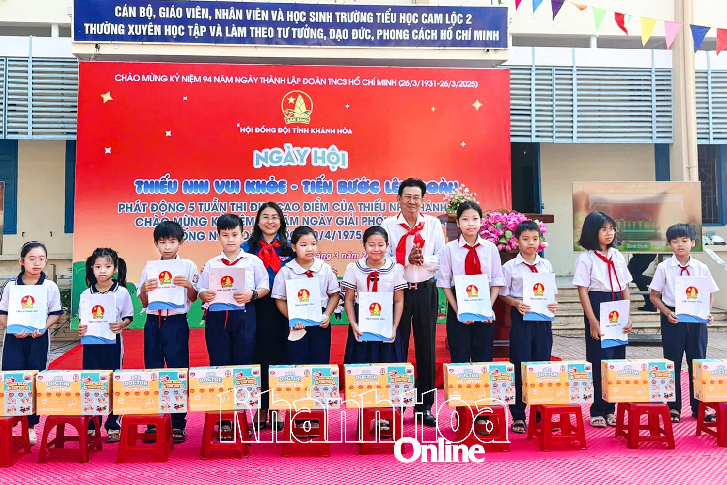 Tỉnh đoàn - Hội đồng Đội tỉnh trao học bổng “Thắp sáng ước mơ” cho các thiếu nhi có hoàn cảnh khó khăn.