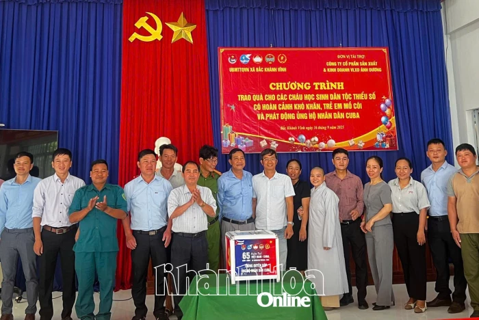 Ủy ban MTTQ Việt Nam xã Bắc Khánh Vĩnh trao 83 suất quà cho học sinh khó khăn và phát động ủng hộ nhân dân Cuba