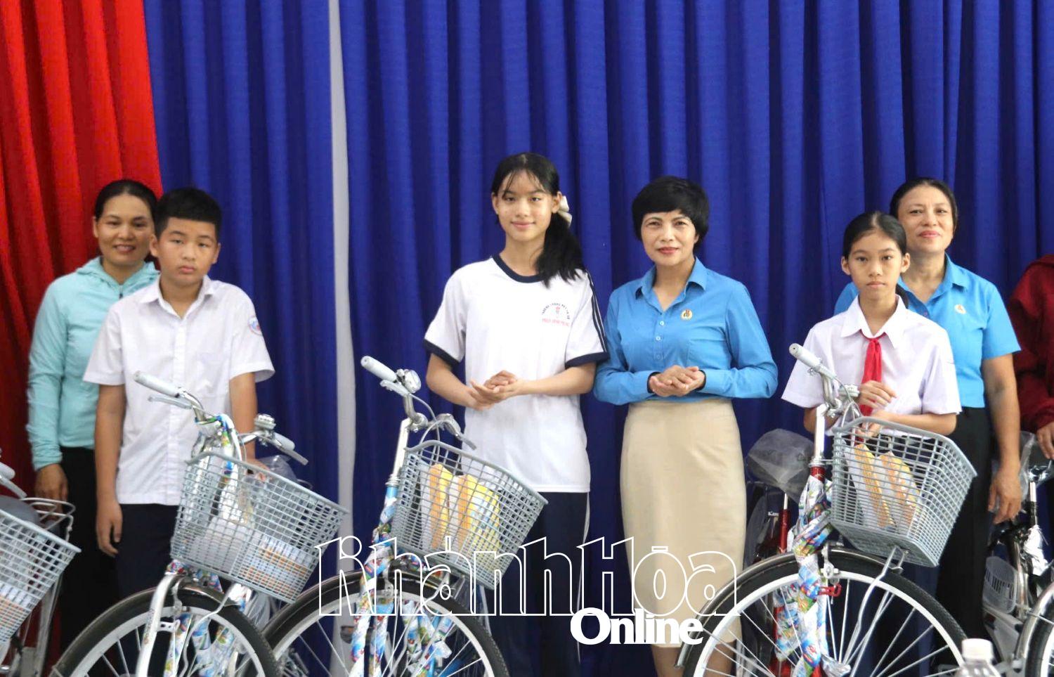 Bà Trần Thị Hương - Phó Chủ tịch Liên đoàn Lao động tỉnh, Trưởng Ban Công đoàn Khu công nghiệp trao tặng xe đạp cho học sinh là con công nhân.