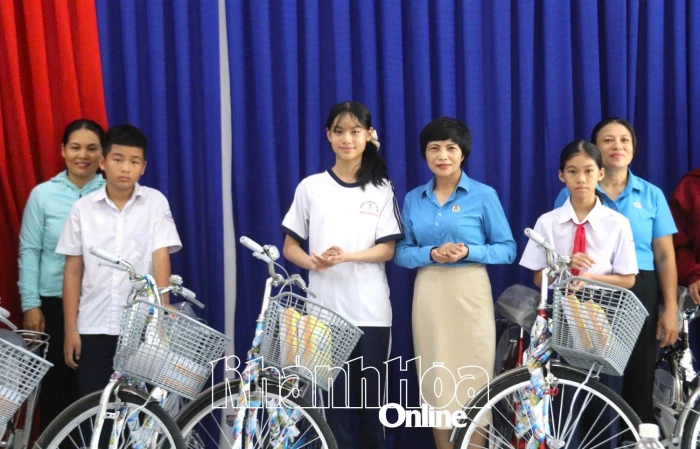 Trao tặng xe đạp và vở cho con công nhân có hoàn cảnh khó khăn