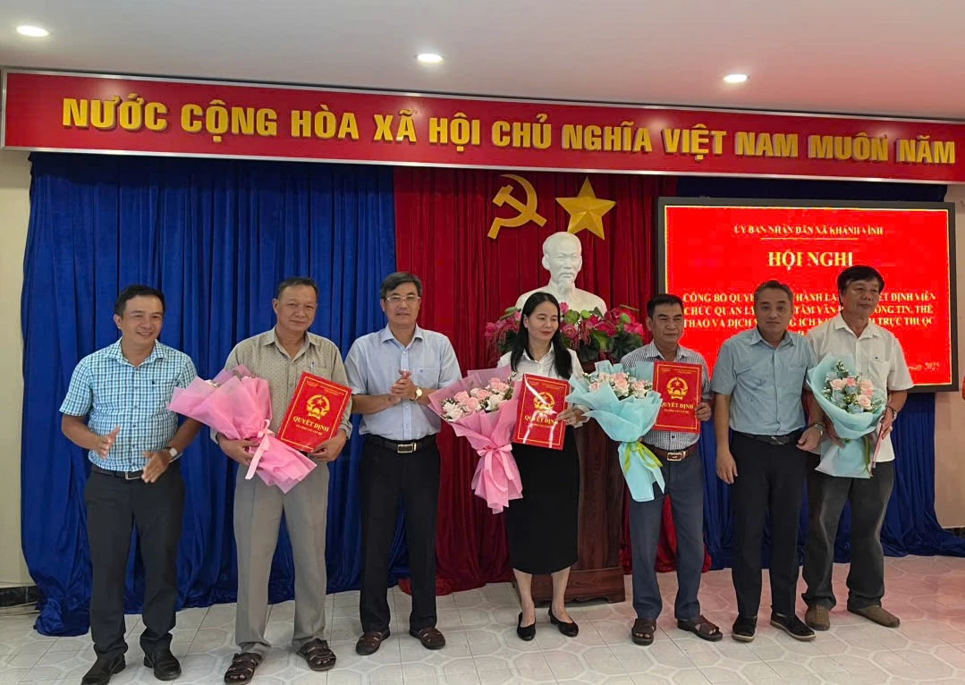 Lãnh đạo xã trao quyết định bổ nhiệm các vị trí lãnh đạo.